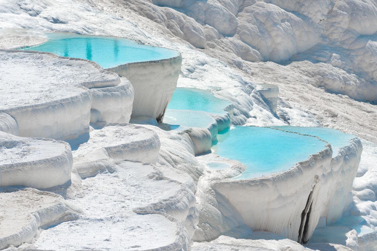 Pamukkale Kalksteinterrassen mit türkisblauen Pools