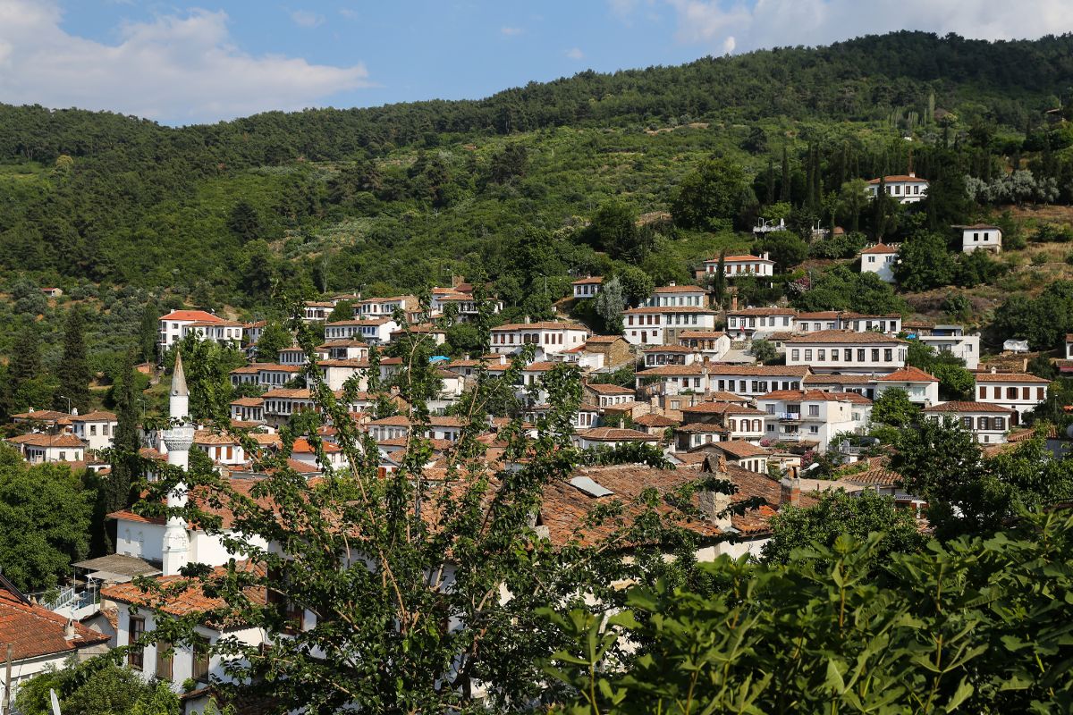 Şirince Dorf mit weißen Häusern und Weinbergen