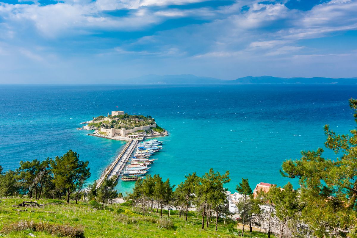 Taubeninsel Kusadasi mit byzantinischer Festung von oben